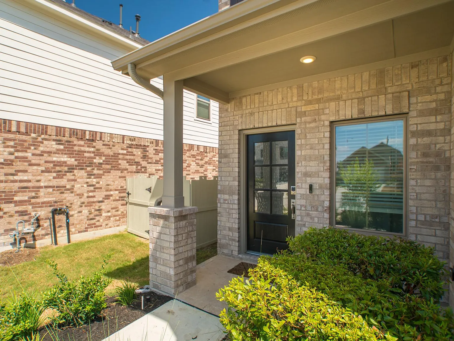 4 bed, 2.5 bath, 2166 sqft, $2,700 — Photo 3
