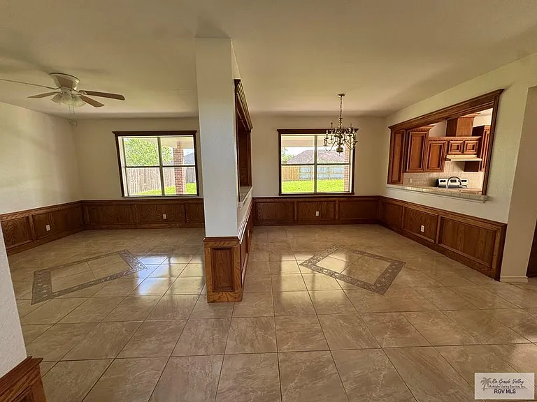 3433 Burgundy Dr — Photo 2