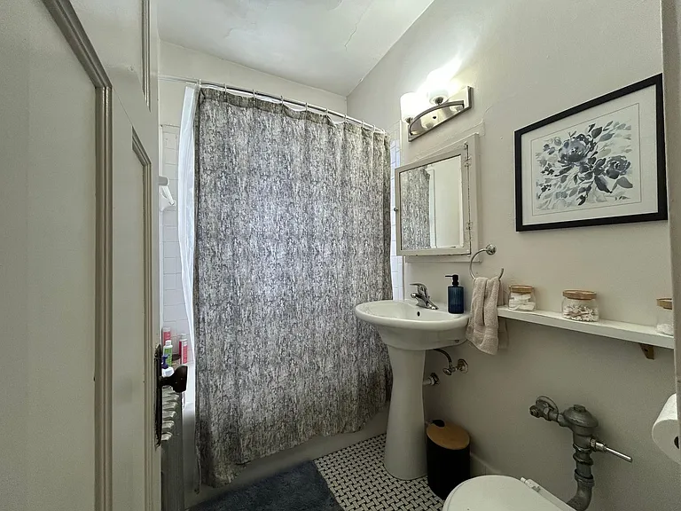 2562 Prospect — Photo 5