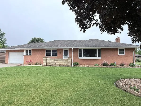 921 3rd St SW, Dyersville, IA 52040