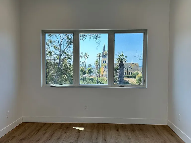 2332 F St — Photo 2