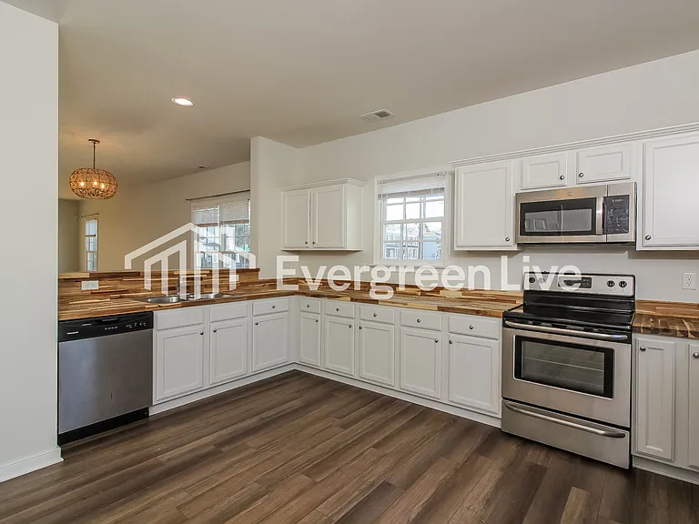 1719 Everett St — Photo 5