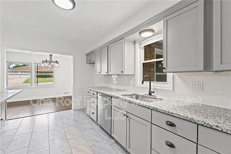 4 bed, 2.0 bath, 2792 sqft, $2,395 — Photo 3