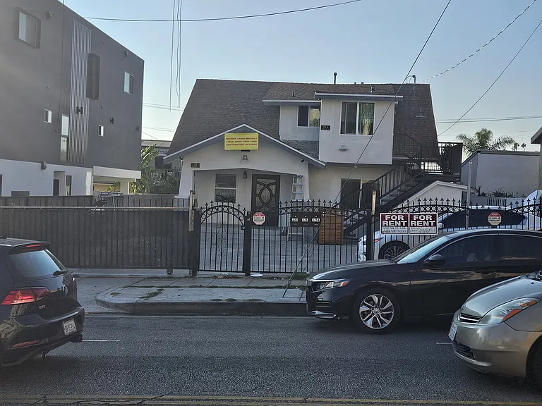 325 N Normandie Ave — Photo 2