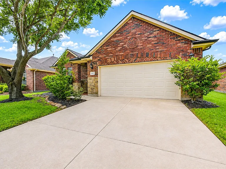 22027 Field Green Dr — Photo 2