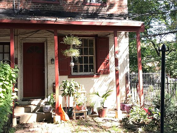 2nd image of 235 Queen St Rear 1R