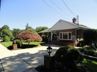 31 Hemlock Dr, Farmingdale, NY 11735