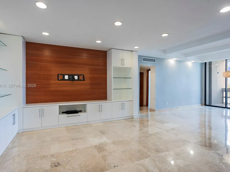 90 Edgewater Dr #Penthouse 15