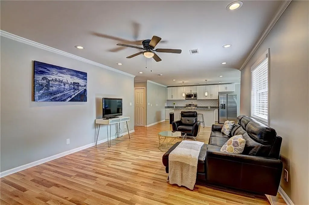 3 bed, 2.0 bath, 141 sqft, $2,400 — Photo 4