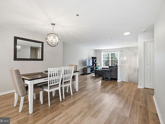 4th image of 515 Williamsburg Way