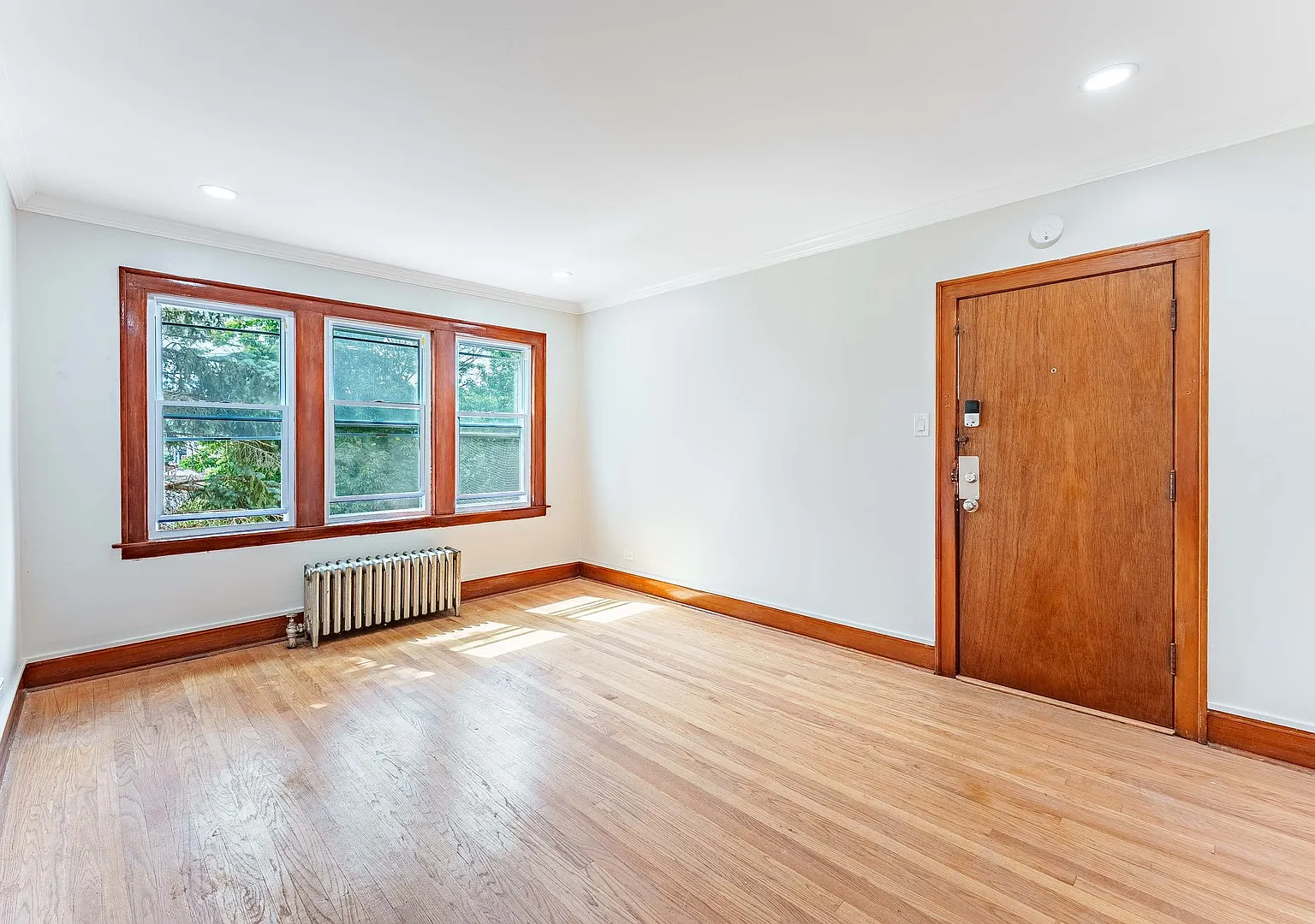 1 bed, 900 sqft, $1,350 — Photo 3