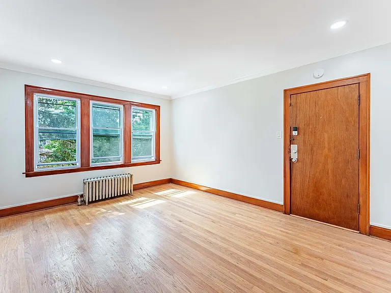 2551 N Lockwood Ave #B3 — Photo 3