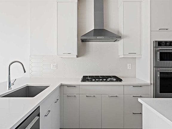 4th image of 2527 N Sovereign Cres SW