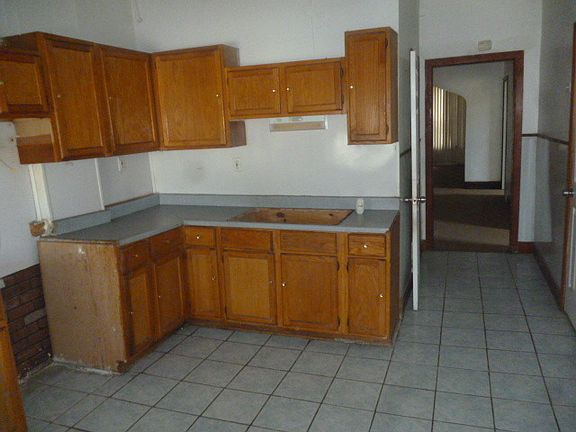3rd image of 637 N Lawndale Ave