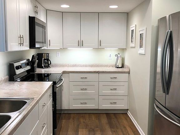 STAINLESS STEEL APPLIANCE, & NEW CAN LIGHTING!