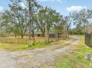 9101 Lazy Ln, Hitchcock, TX 77563