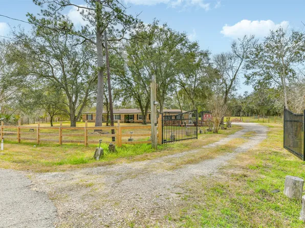 9101 Lazy Ln, Hitchcock, TX 77563