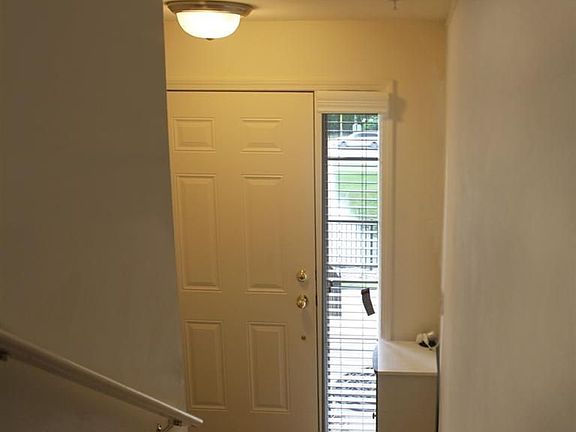 4th image of 110 W Oakbrook Dr