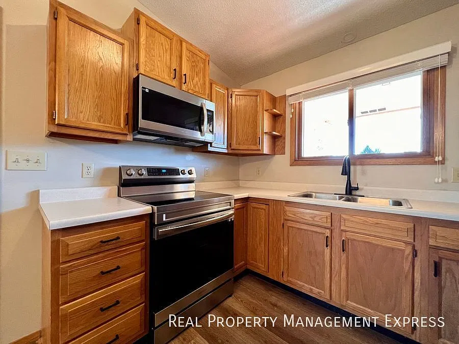 Beautiful 3 Bed 2 Bath House in West Sioux Falls — Photo 4