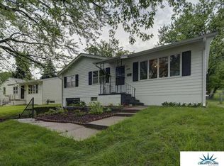 6811 Parkview Ln, Omaha, NE 68104