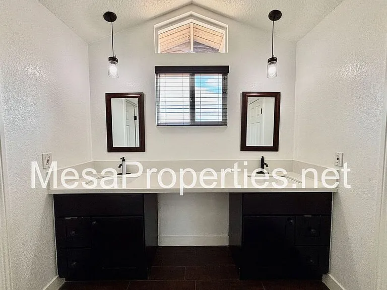 2378 N Sycamore Ave — Photo 20