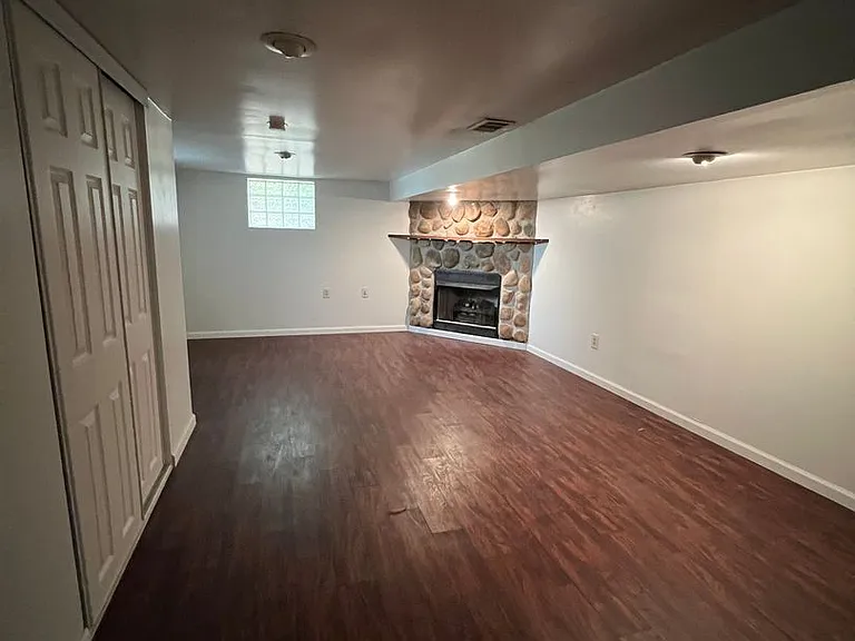 239 E Montrose St — Photo 10