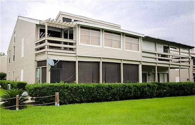 Gorgeous patio overlooking greenbelt and tennis courts.