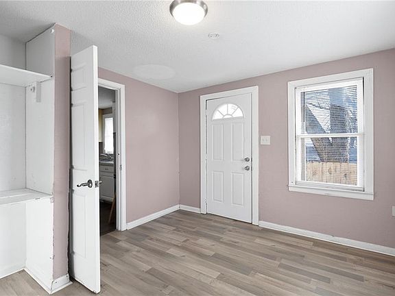 3rd image of 282 S Coy St