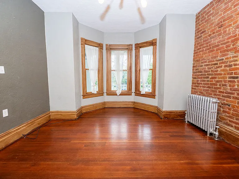2660 Jefferson Ave — Photo 2