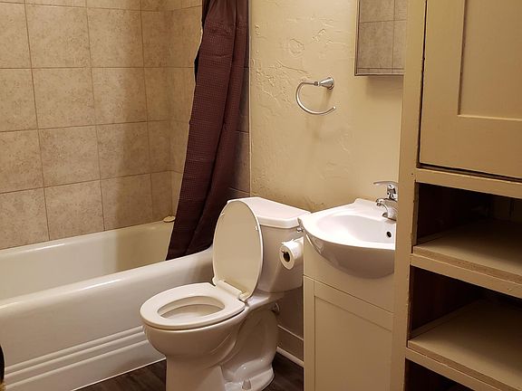 4th image of 920 W York Ave Unit 2