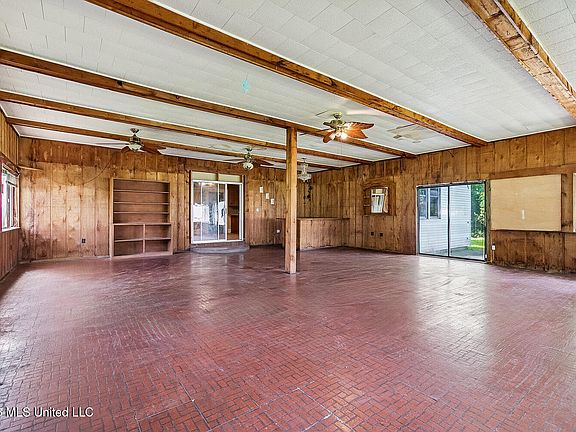 4th image of 525 W Railroad Ave N