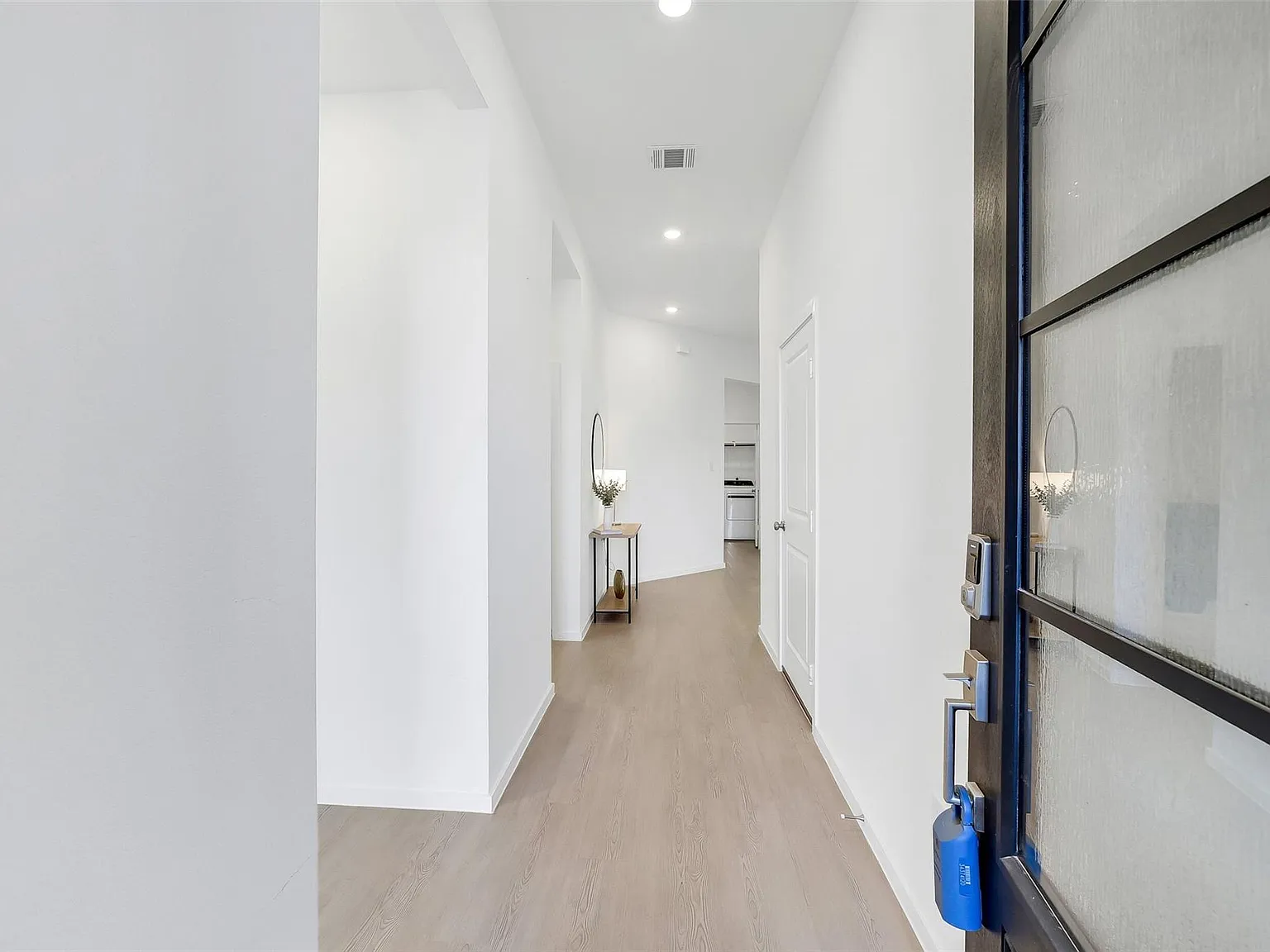 3 bed, 2.0 bath, 1870 sqft, $2,200 — Photo 2