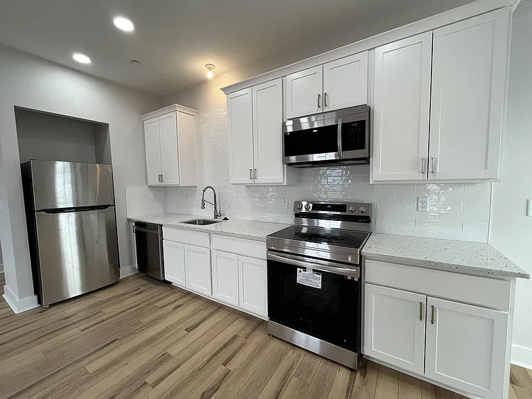 515 E Washington St #4 — Photo 2