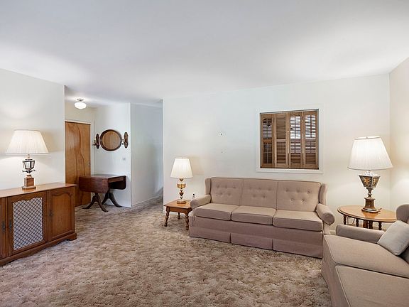 3rd image of 218 Gladys Ave