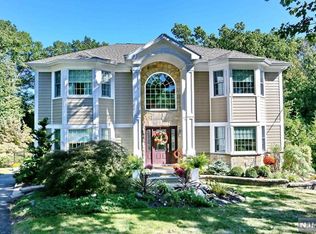 29 Karen Dr, Mahwah, NJ 07430