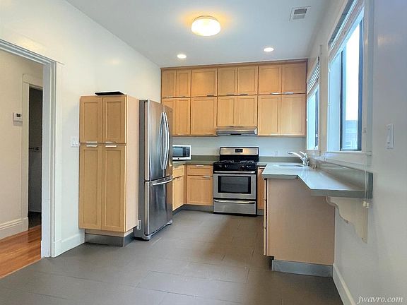2nd image of 615 Cole St #18