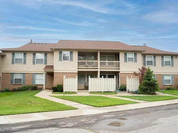 19284 Northridge Dr, Northville, MI 48167