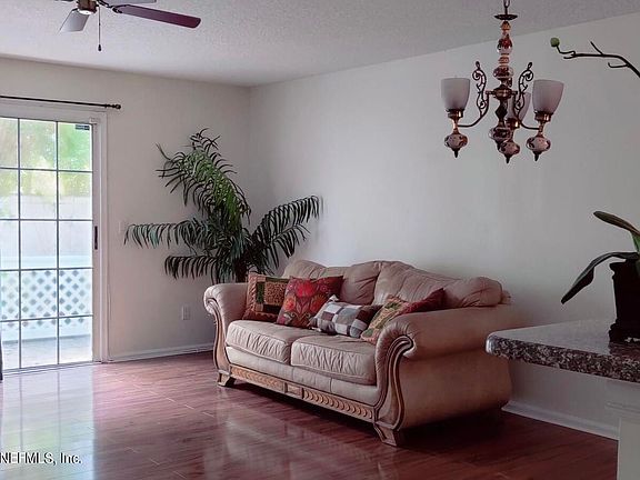 4th image of 3541 CHESTNUT HILL Court
