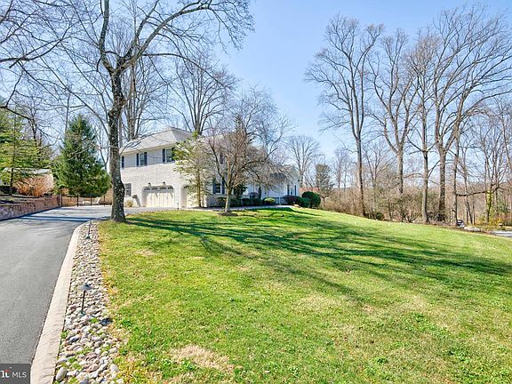 2nd image of 1198 Carrie Ln