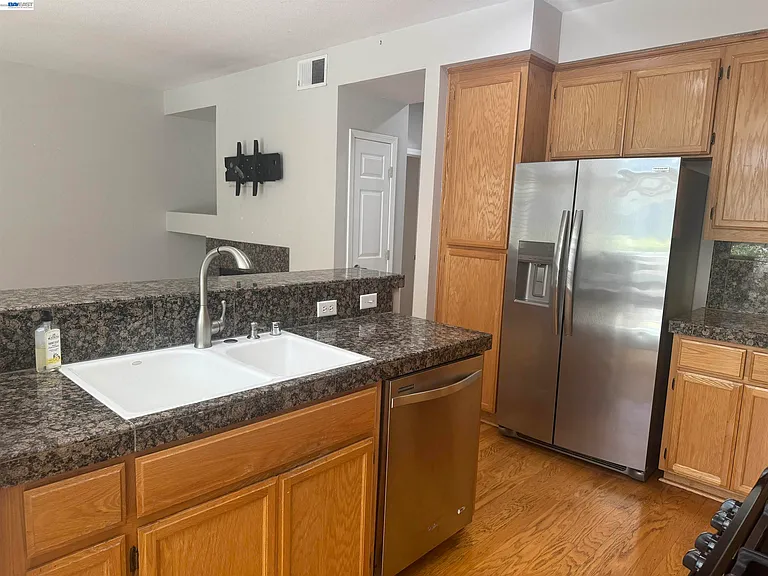 3162 Golden Crest Cmn #3 — Photo 10
