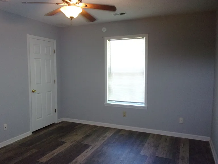 1067 Farm Pond Ln — Photo 9