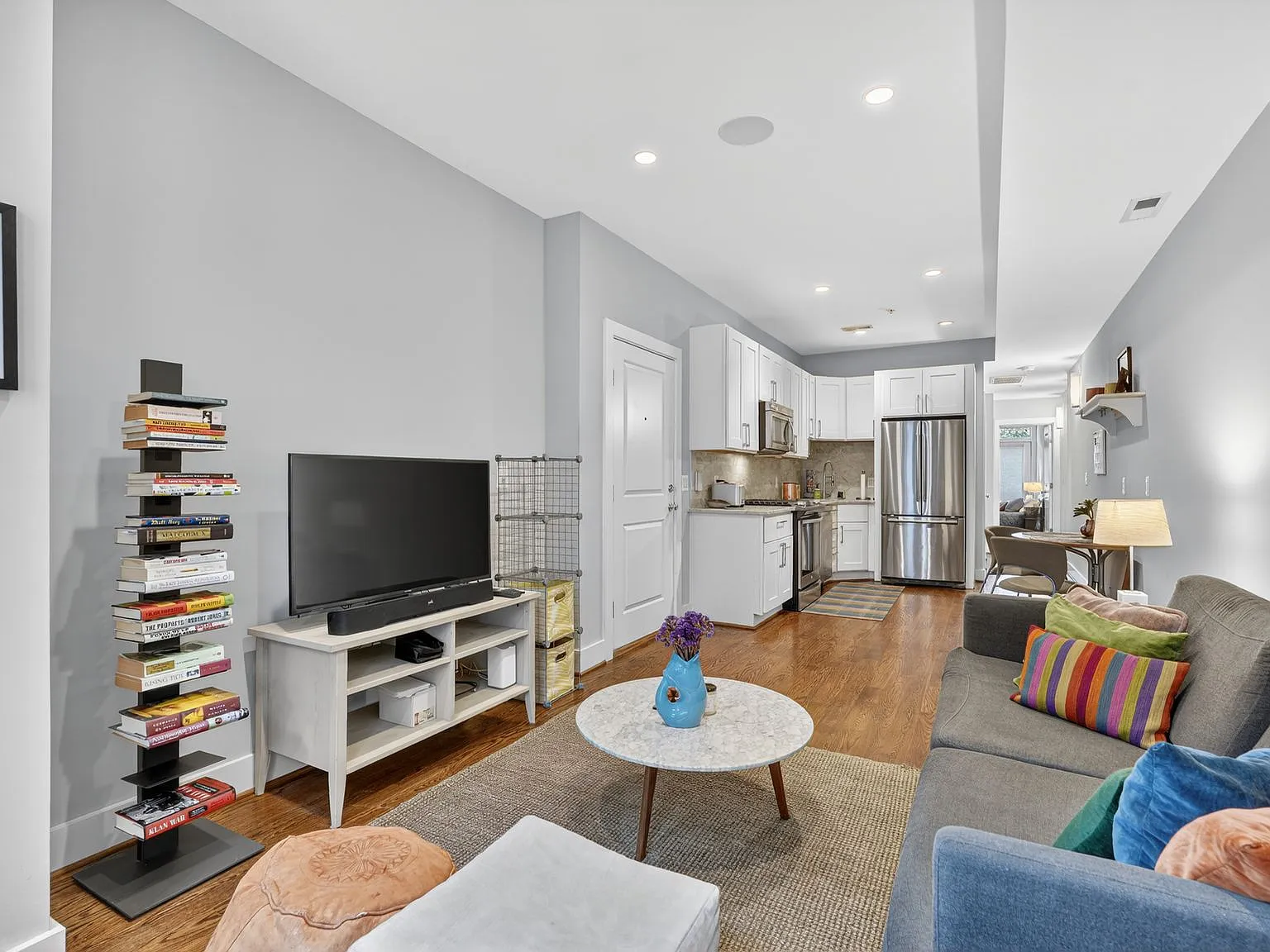 2 bed, 800 sqft, $4,200 — Photo 4