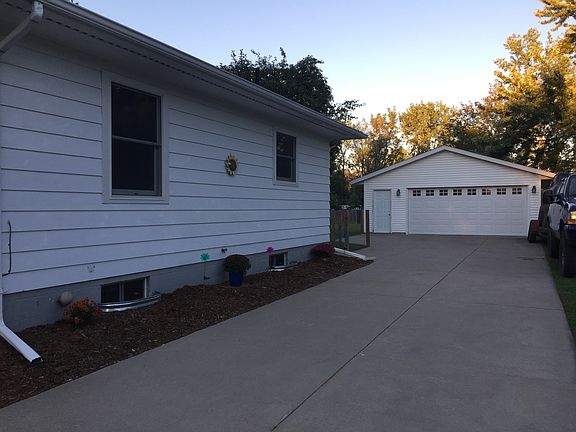 3rd image of 812 Sidney St