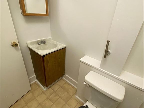 3rd image of 828 Gibson St #2