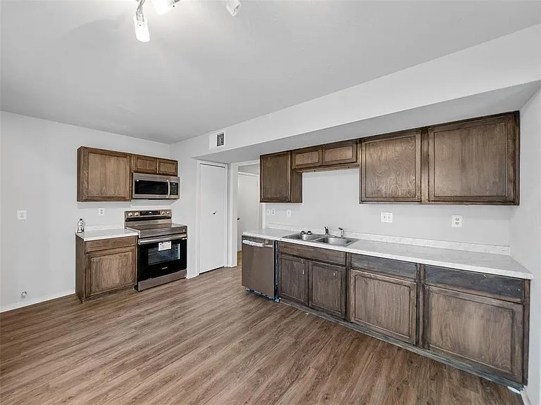 28 Brewster Ct — Photo 13
