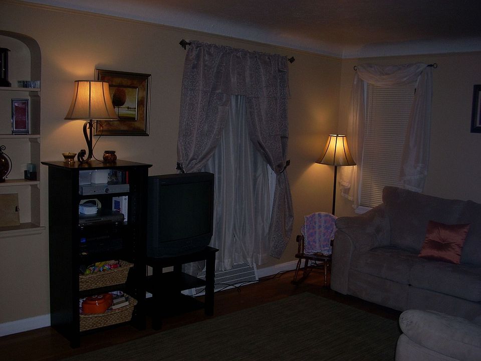 Livingroom w/built ins