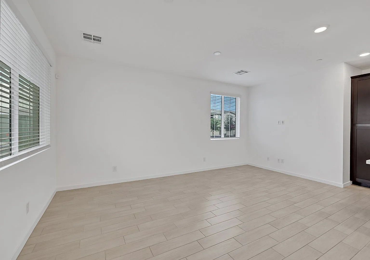 5730 Sky Pointe Dr — Photo 3