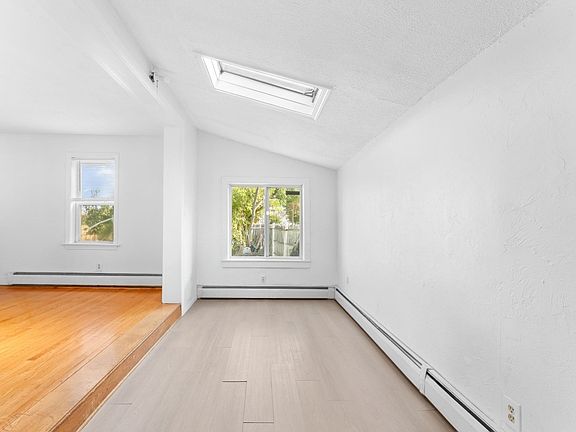 3rd image of 576 Sea St