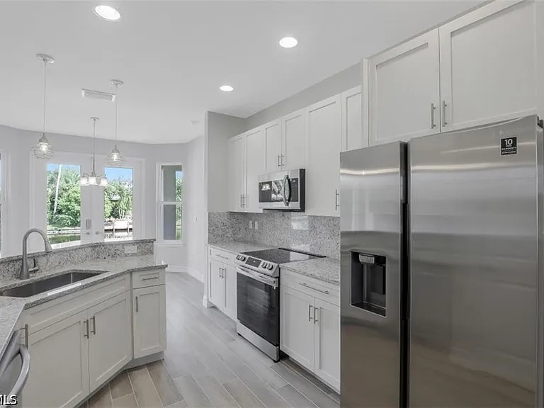 37 SE 23rd Ave — Photo 15