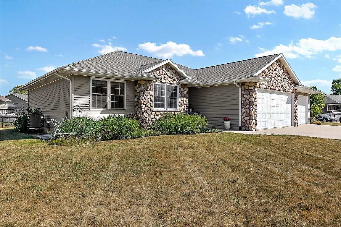 319 Willow St, IA 52202 Zillow